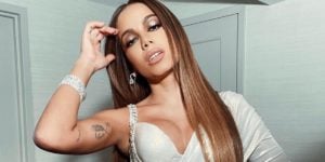 Anitta mostrou mais do que devia em foto na cama (Foto: Reprodução)