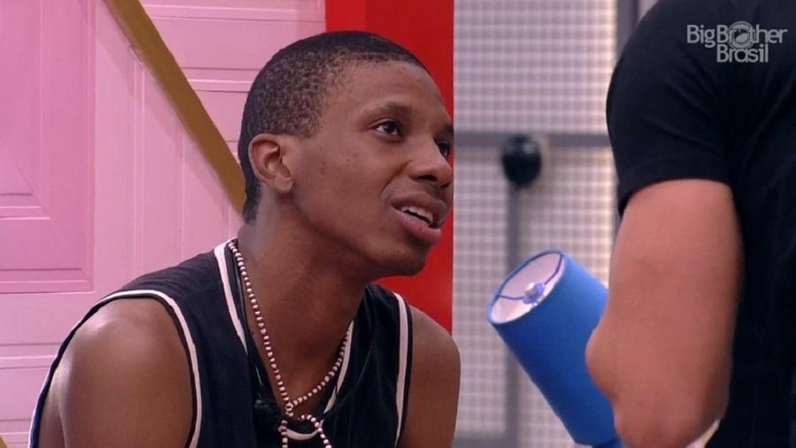 Lucas Penteado fez as malas para deixar o BBB21 (Foto: Reprodução)