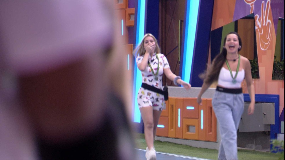 Brothers se encontram pela primeira vez na casa do BBB21 — Foto: TV Globo