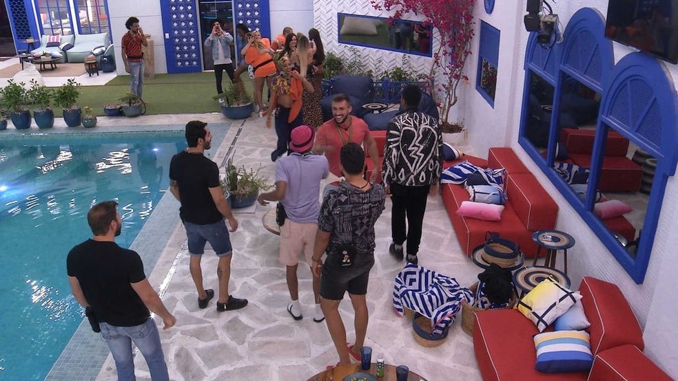 Brothers se encontram pela primeira vez na casa do BBB21 — Foto: TV Globo