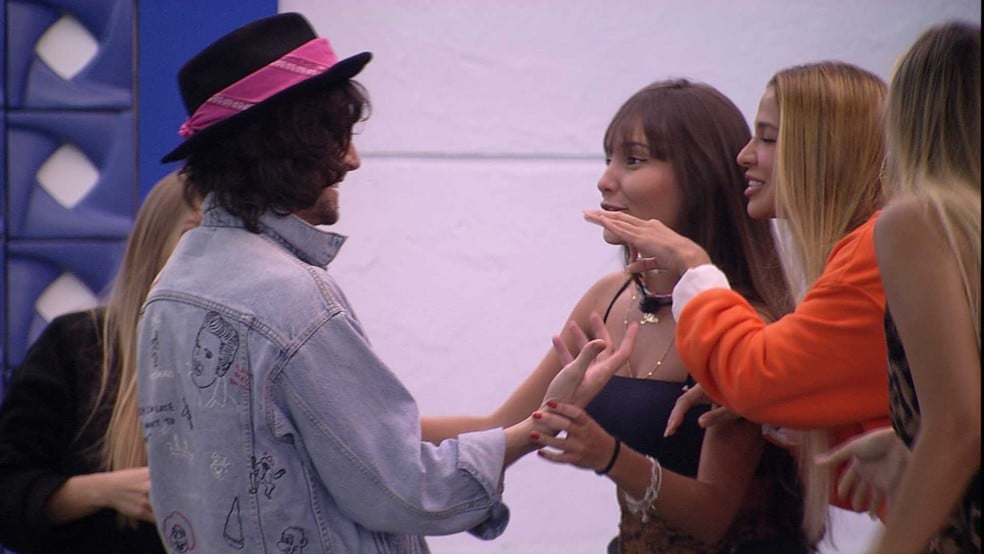 Brothers se encontram pela primeira vez na casa do BBB21 — Foto: TV Globo