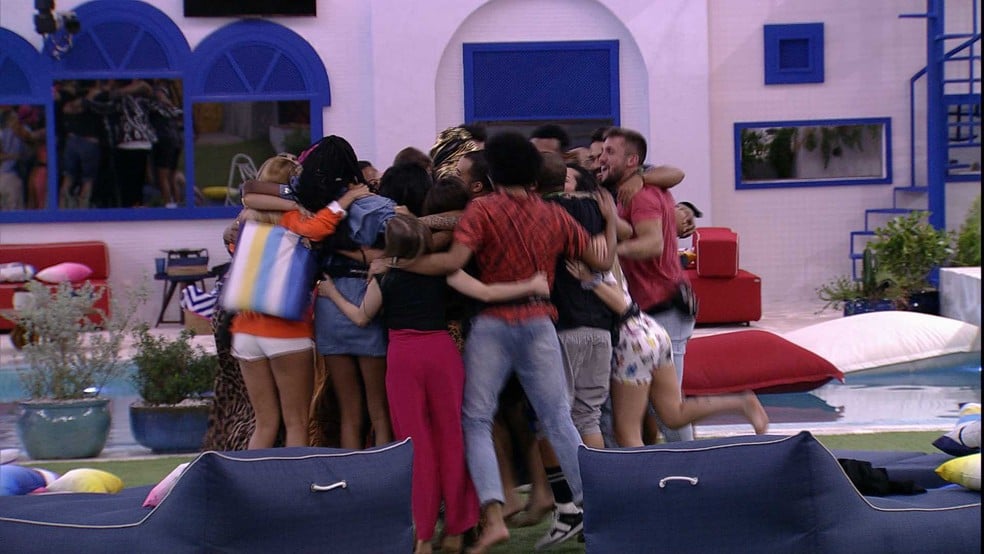 Fiuk chora e pede abraço coletivo — Foto: TV Globo