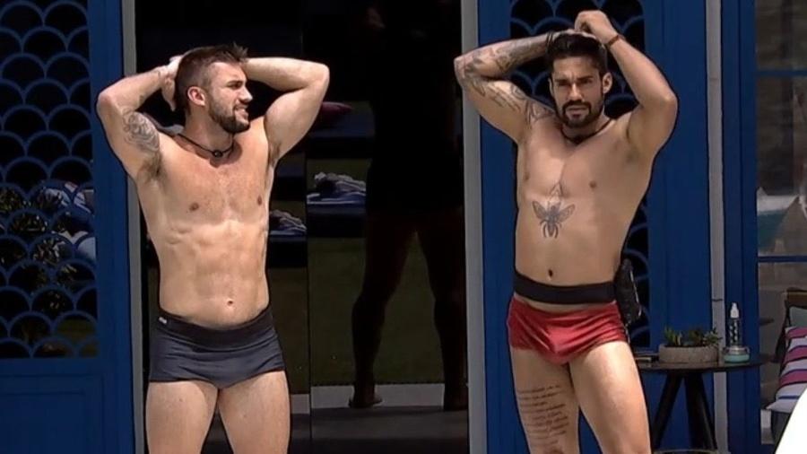 Arcrebiano e Arthur de sunga no BBB21 (Foto: Reprodução)