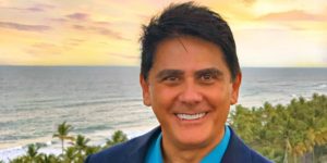 César Filho teve o contrato renovado com a Record (Foto: Reprodução)