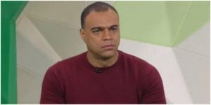 Denilson apareceu em foto triste com a família - Foto: Reprodução
