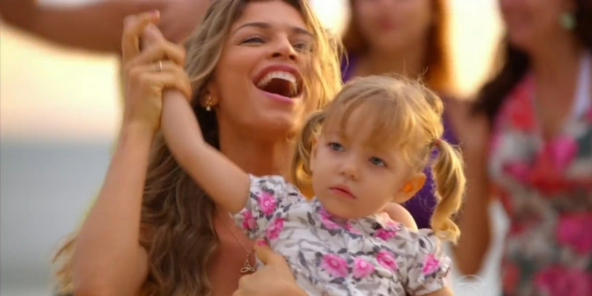 Ester celebra guarda de Laurinha em Flor do Caribe (Foto: Reprodução)