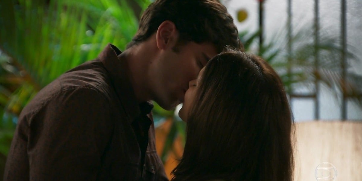 Felipe e Shirlei se beijando em Haja Coração (Foto: Reprodução)