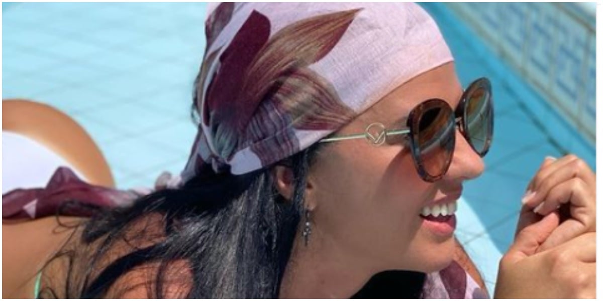 Graciele Lacerda expõe bumbum com areia em foto e chama a atenção (Foto: Reprodução)