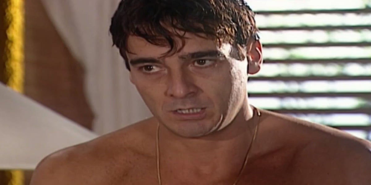 Danilo cairá na piscina depois de receber a bomba de Ritinha (Foto: Reprodução)