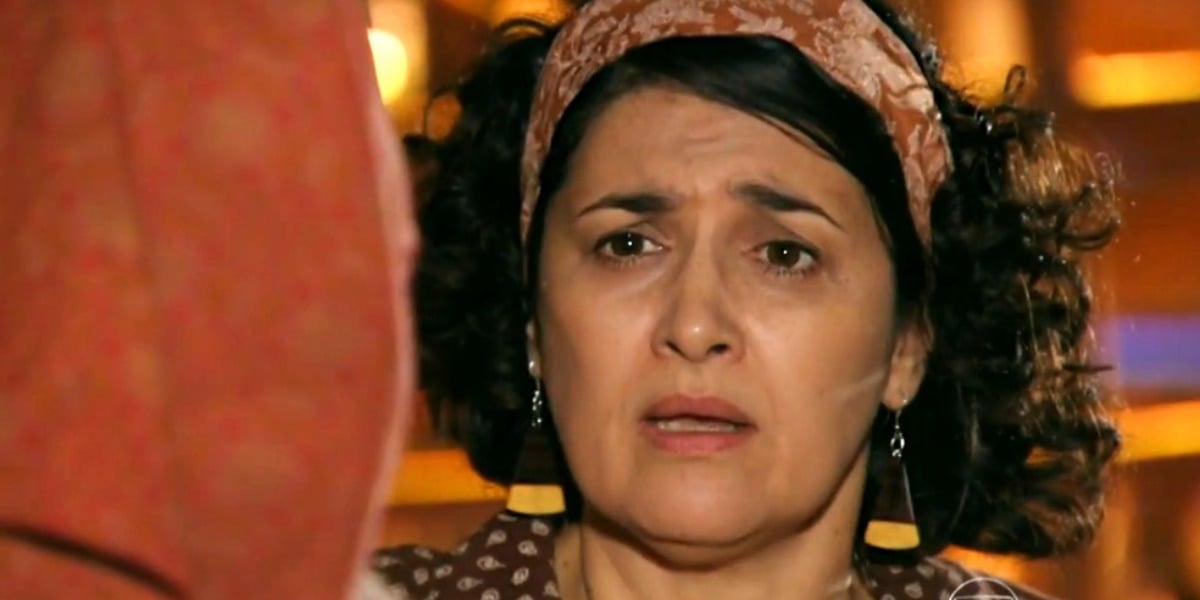 Maria Adília fala para mãe sobre conversa com Guiomar em Flor do Caribe (Foto: Reprodução)