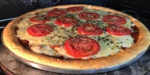Pizza de pão de queijo feita por Ana Maria Braga (Foto: Reprodução)