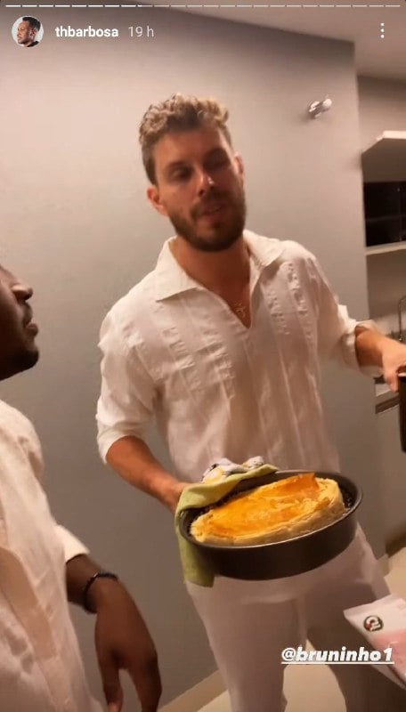 Thiaguinho aproveitou a noite com Bruninho (Foto: Reprodução)