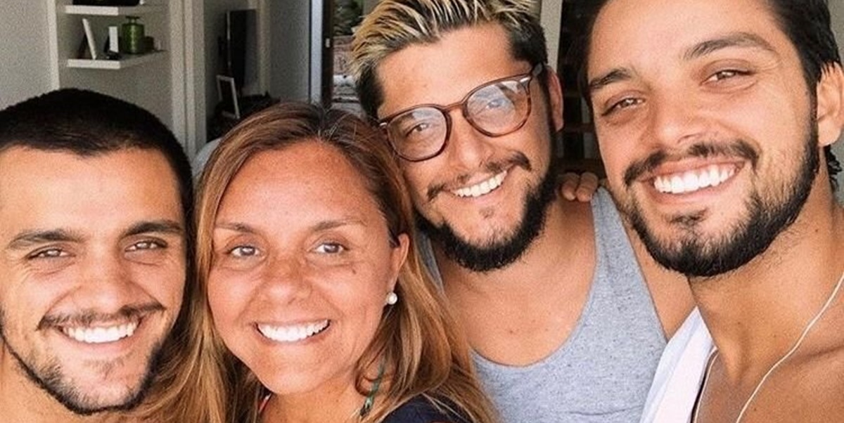 Ana Sang ao lado dos filhos, atores globais (Foto: Reprodução)