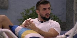 Arthur falou ter realizado tratamento na adolescência para crescer (Foto: Reprodução)