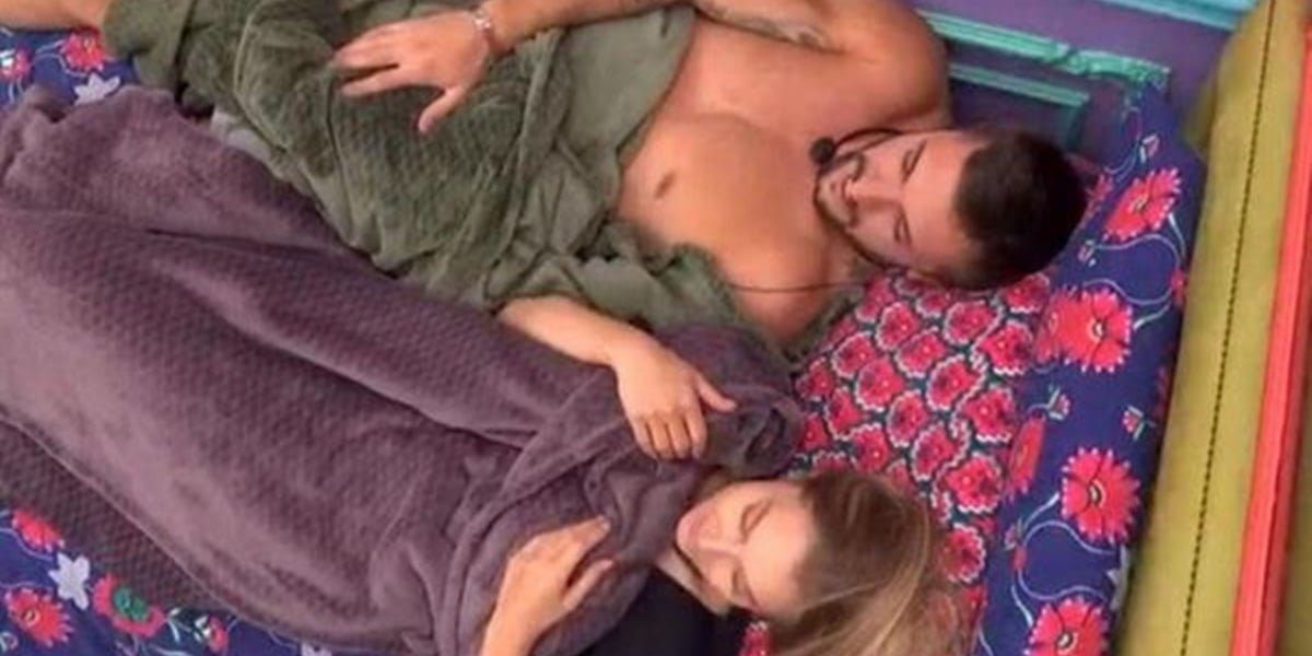 Arthur e Carla Diaz na cama (Foto: Reprodução)