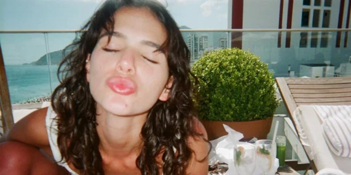 Bruna Marquezine foi flagrada aos beijos com Enzo Celulari em ilha (Foto: Reprodução)