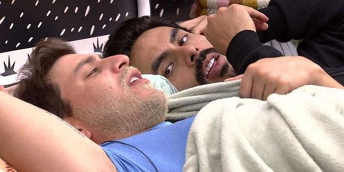 Caio na cama com Rodolffo (Foto: Reprodução)