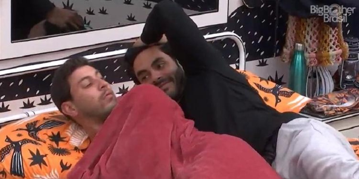 Rodolffo tentando fazer conchinha em Caio no BBB21 (Foto: Reprodução)