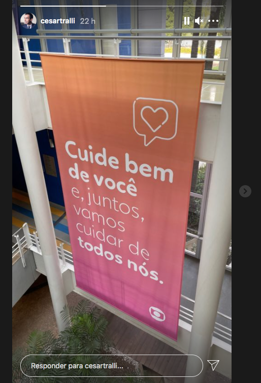 César Tralli compartilhou banner nos estúdios da Globo (Foto reprodução Instagram) 