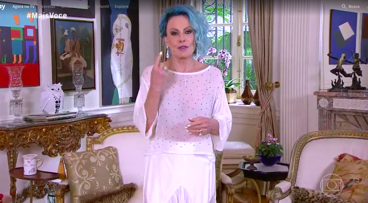 Ana Maria levanta o dedo para a câmera (Reprodução) 