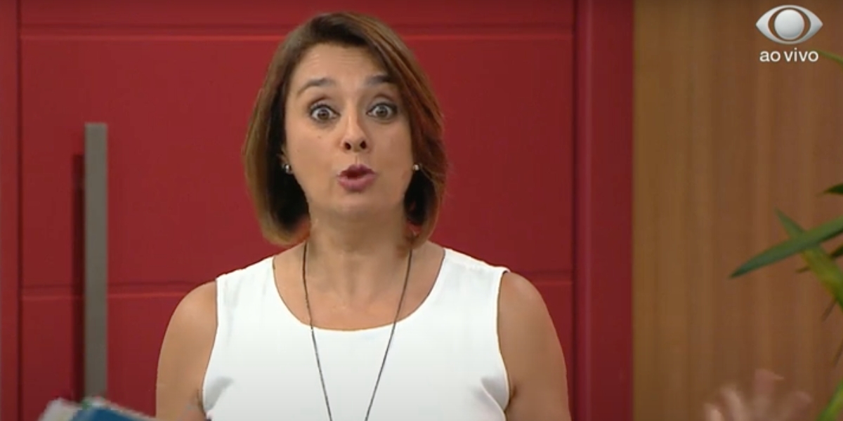 Catia Fonseca pede desculpas para o público ao vivo (Reprodução) 