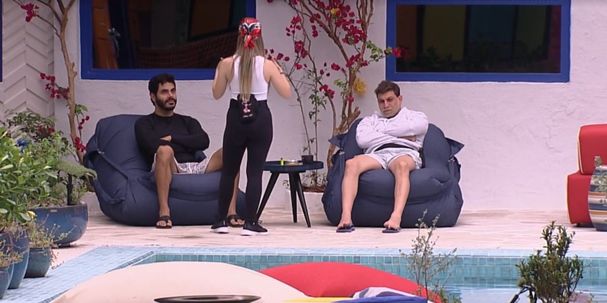 Carla Diaz em conversa com Caio e Rodolffo (Foto: Reprodução)