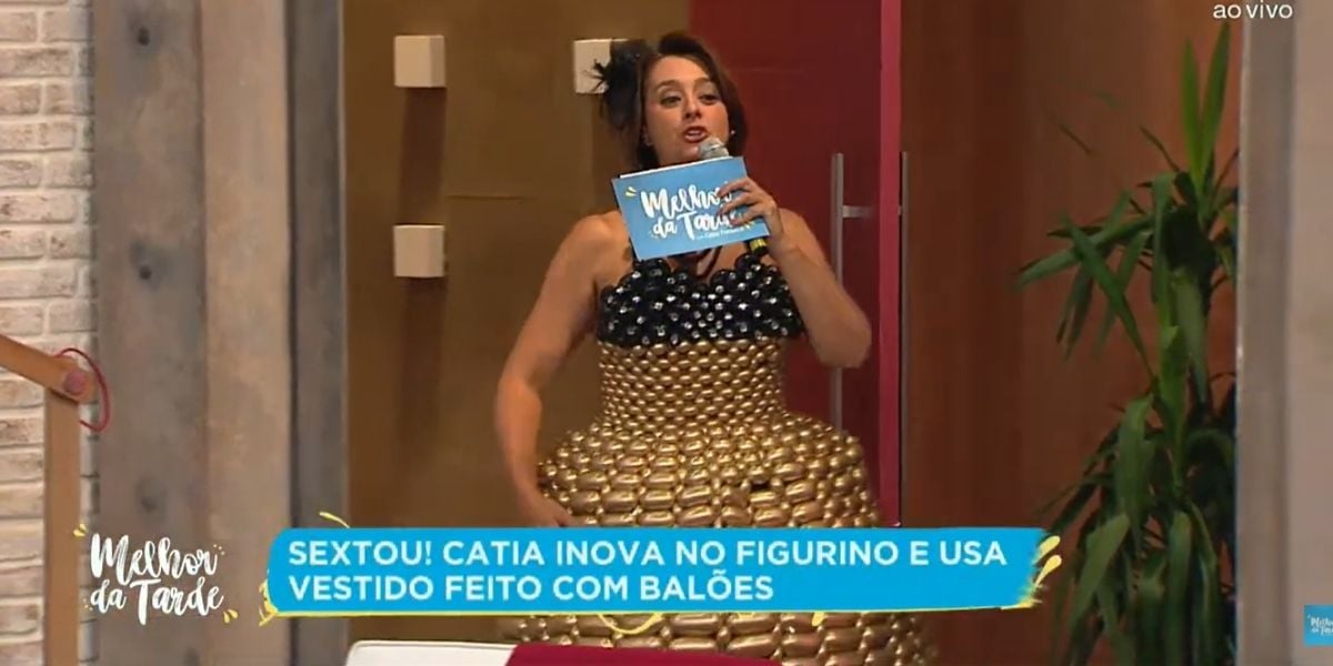 Catia Fonseca surgiu com vestidos de balões em seu programa (Foto: Reprodução / Band)