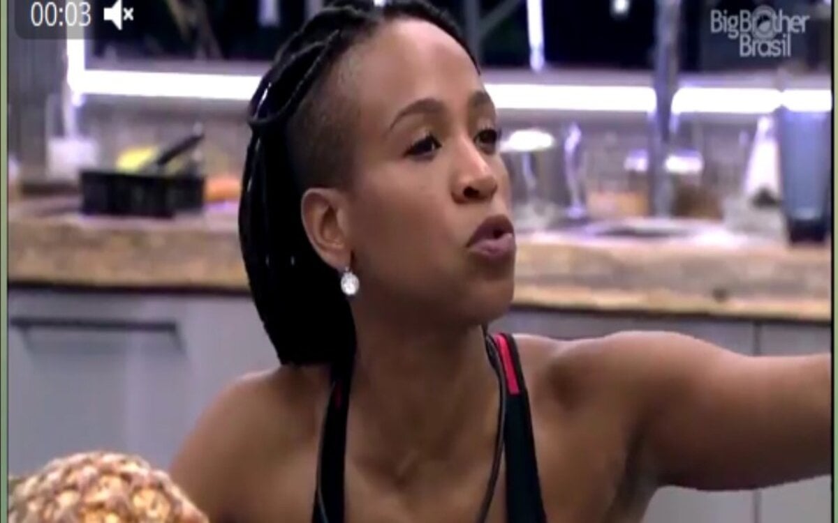 Karol Conká expulsou Lucas da mesa no BBB21 (Foto: Divulgação)