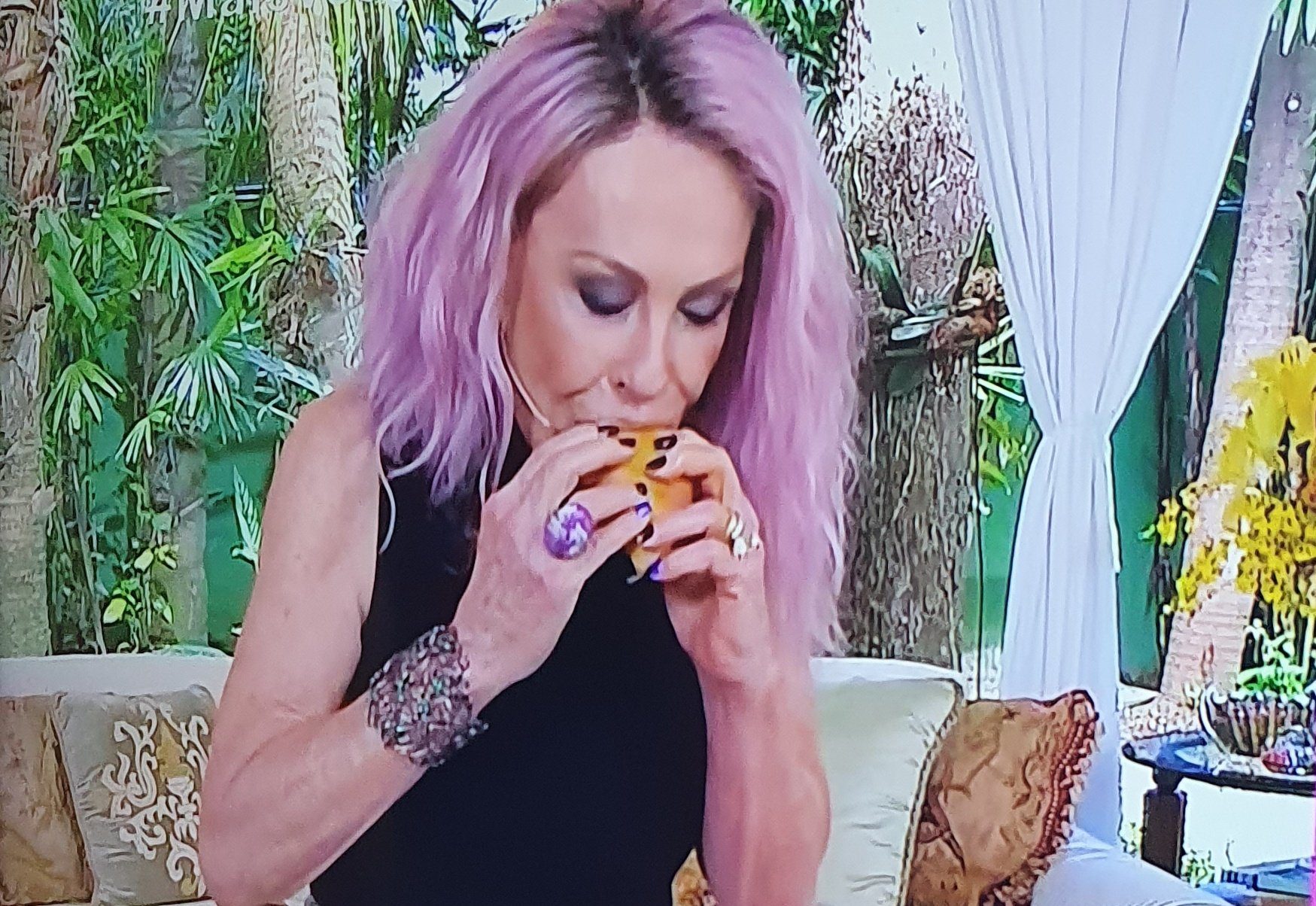 Ana Maria chupa ao vivo (Foto: Reprodução / Globo)