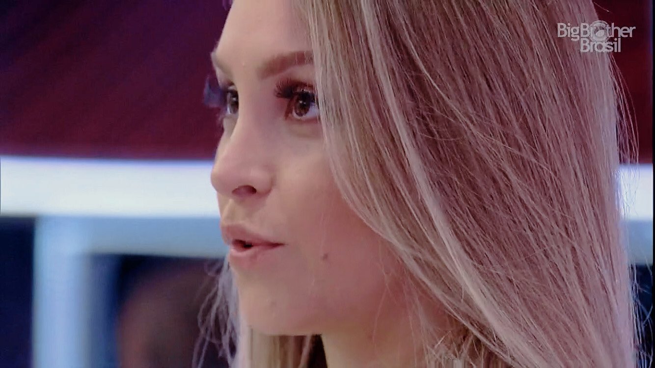 Carla Diaz no BBB21 quer esquentar edredom com Arthur (Foto: Reprodução)