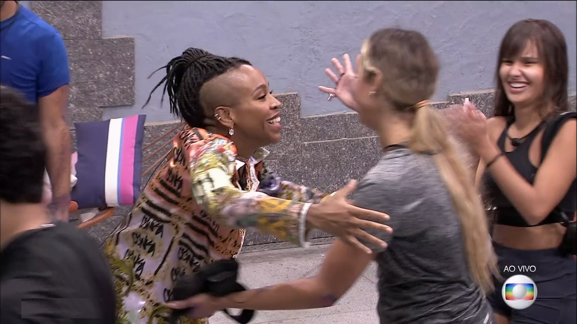 Sarah abraça Karol Conká no BBB21 (Foto: Reprodução)