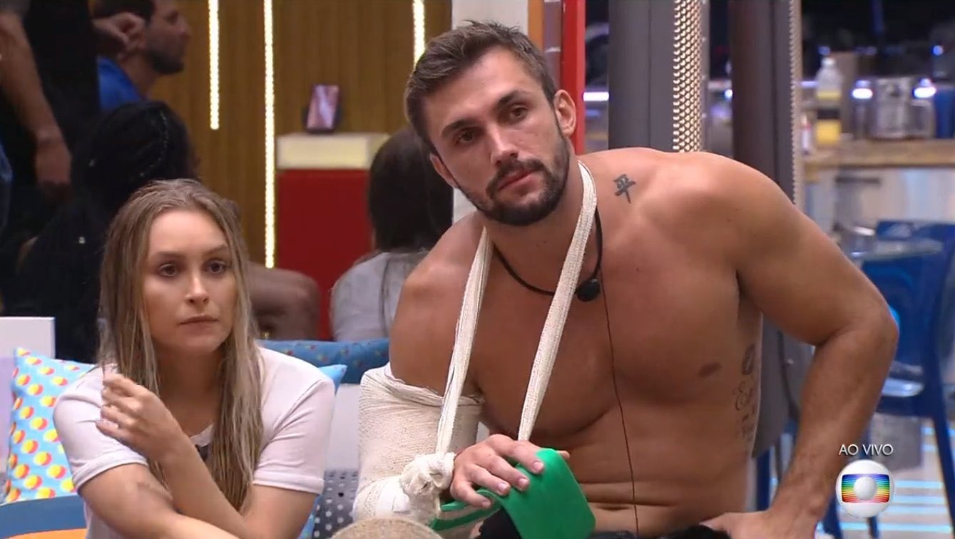 Arthur machucou braço no BBB21 (Foto: Reprodução)