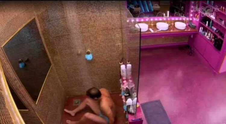Caio teve que tomar banho dessa forma no BBB21 (Foto: Reprodução)