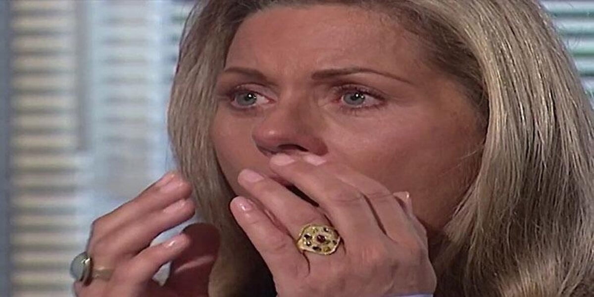 Helena fica sem chão em Laços de Família 