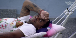 Nego Di se irritou ao ver Carla Diaz levantando torcida para Sarah e Fiuk (Foto: Reprodução / TV Globo)