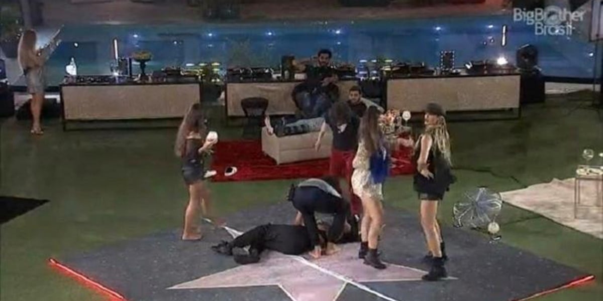 Pocah desmaiou na festa do BBB21 (Foto: Reprodução)
