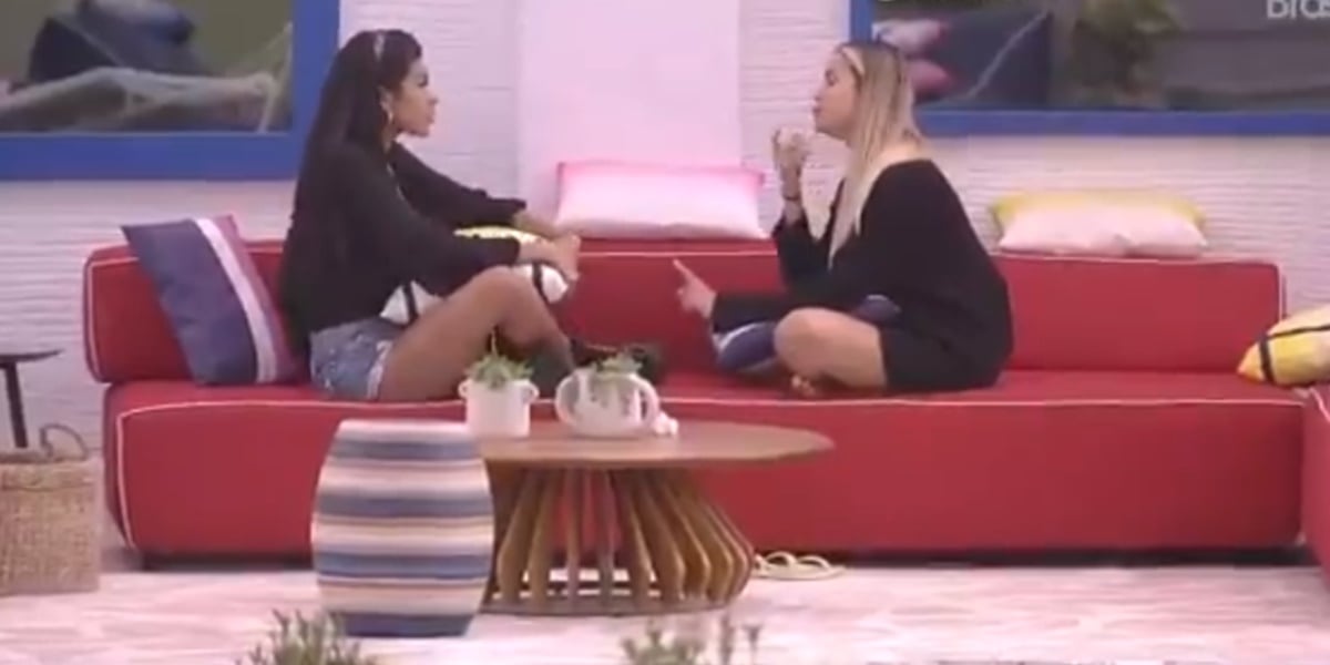 Pocah em conversa com Sarah (Foto: Reprodução)