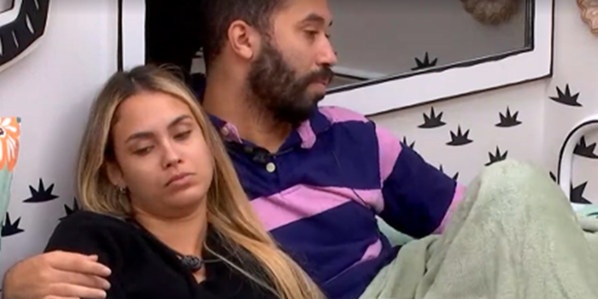 Sarah na cama com Gilberto (Foto: Reprodução)