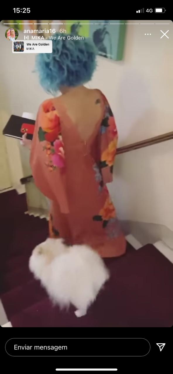 Ana Maria surge com parceiro em escada de sua casa (Reprodução) 