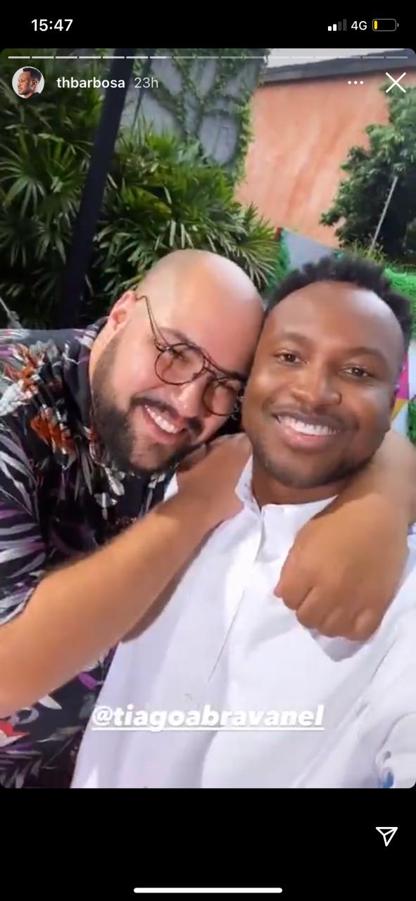 Thiaguinho surge agarrado com homem e assume amor (Reprodução) 