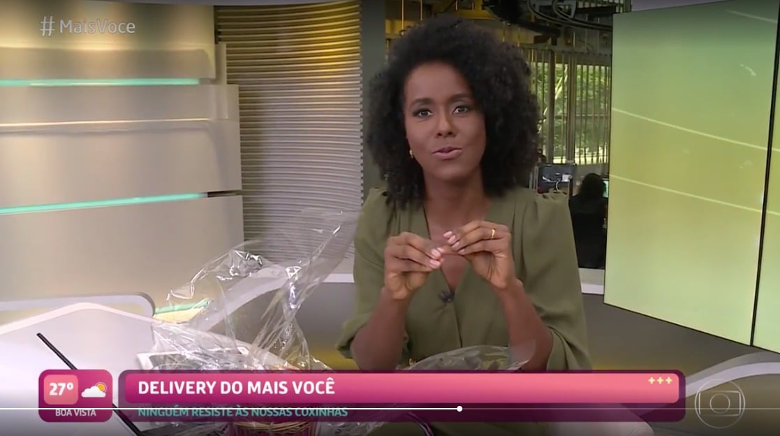Maju recebe presente de Ana Maria (Reprodução)