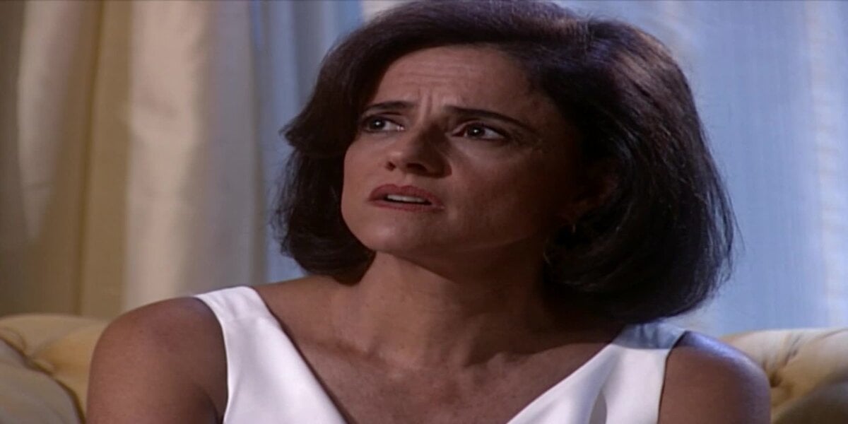 Alma sequer imagina que foi traída pelo marido em Laços de Família (Foto: Reprodução/Globo)