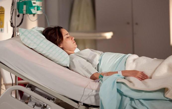 ana deitada em cama de hospital na trama de A Vida da Gente