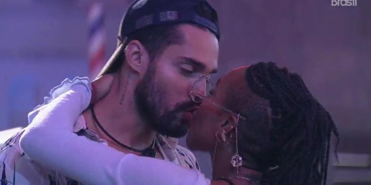 Beijo de Karol Conká e Arcrebiano no BBB21 (Foto: Reprodução)