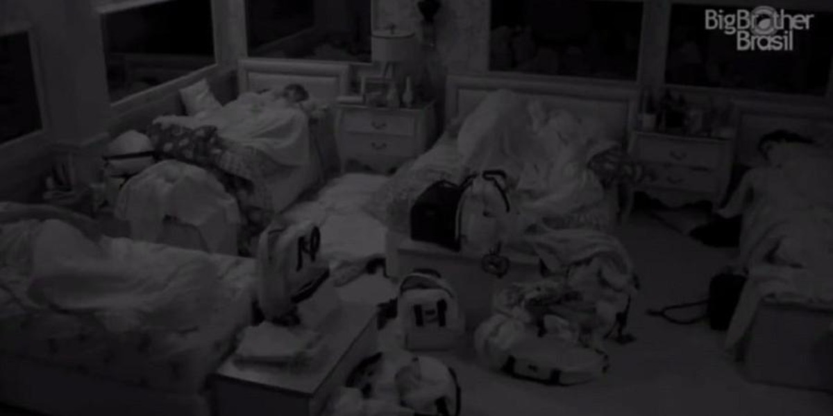 Arthur e Carla movimentam edredom no BBB21 (Foto: Reprodução)