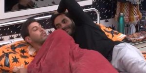 Rodolffo faz conchinha em Caio no BBB21 (Foto: Reprodução)