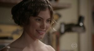 Bianca sorri apaixonada por Duca em Malhação (Foto: Reprodução/Globo)