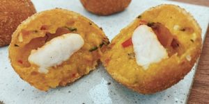 Bolinho de bobó feito por Ana Maria Braga no Mais Você de hoje (Foto: Reprodução)