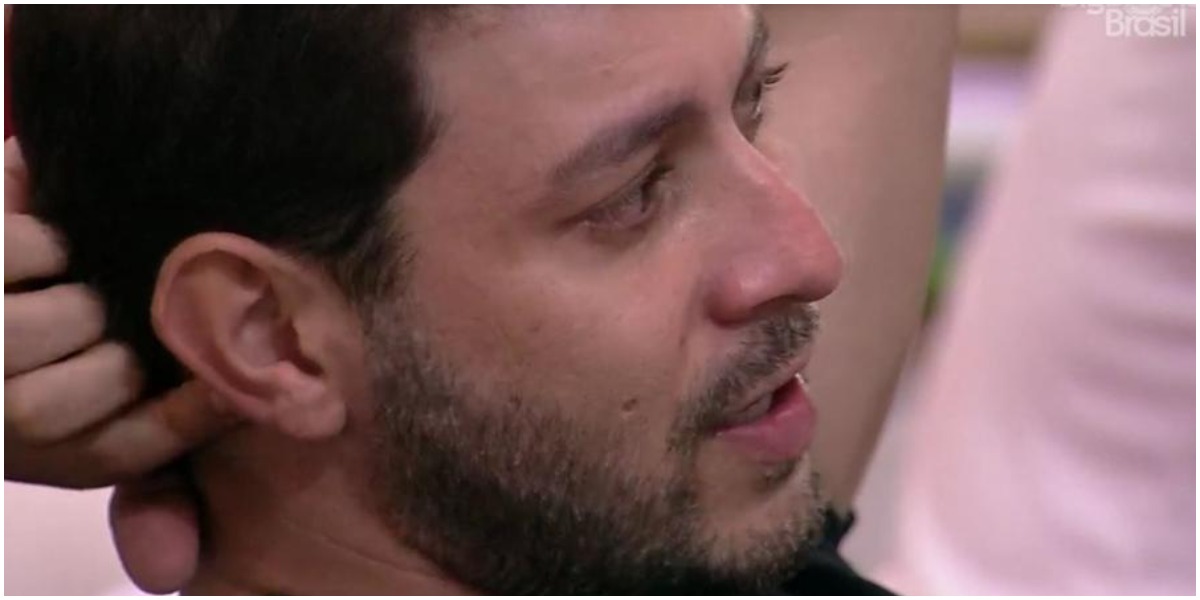 Caio expôs machucado grave durante a prova do líder do BBB21 (Foto: Reprodução)