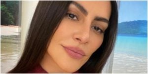 Cleo Pires surgiu em foto toda molhadinha embaixo do chuveiro (Foto: Reprodução)